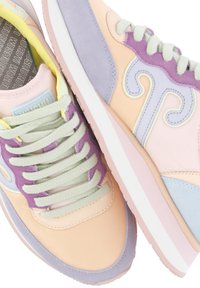 Sneaker dai colori pastello con un mix di pelle liscia e suede. Presentano dettagli in viola, lavanda e rosa pallido e lacci testurizzati.