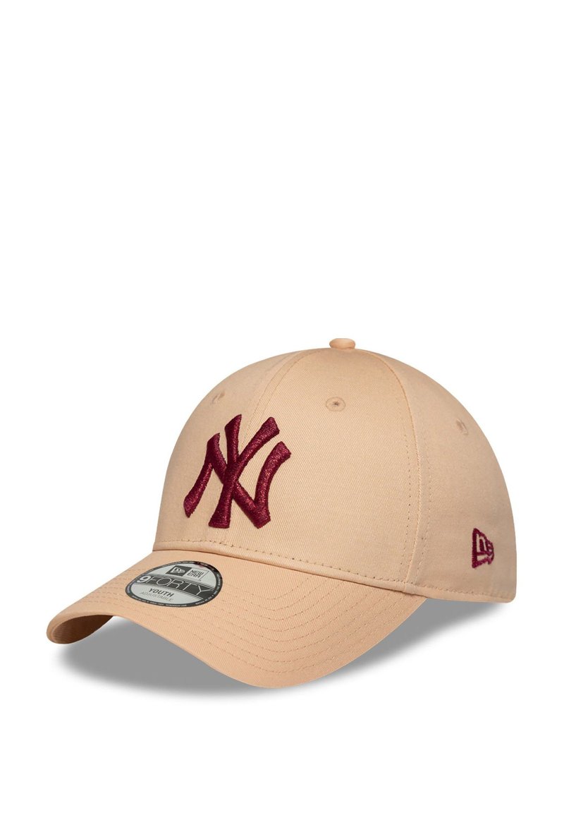 Beige Baseballcap mit maroonem New York Yankees-Logo, das vorne gestickt ist, und einem gebogenen Schirm.