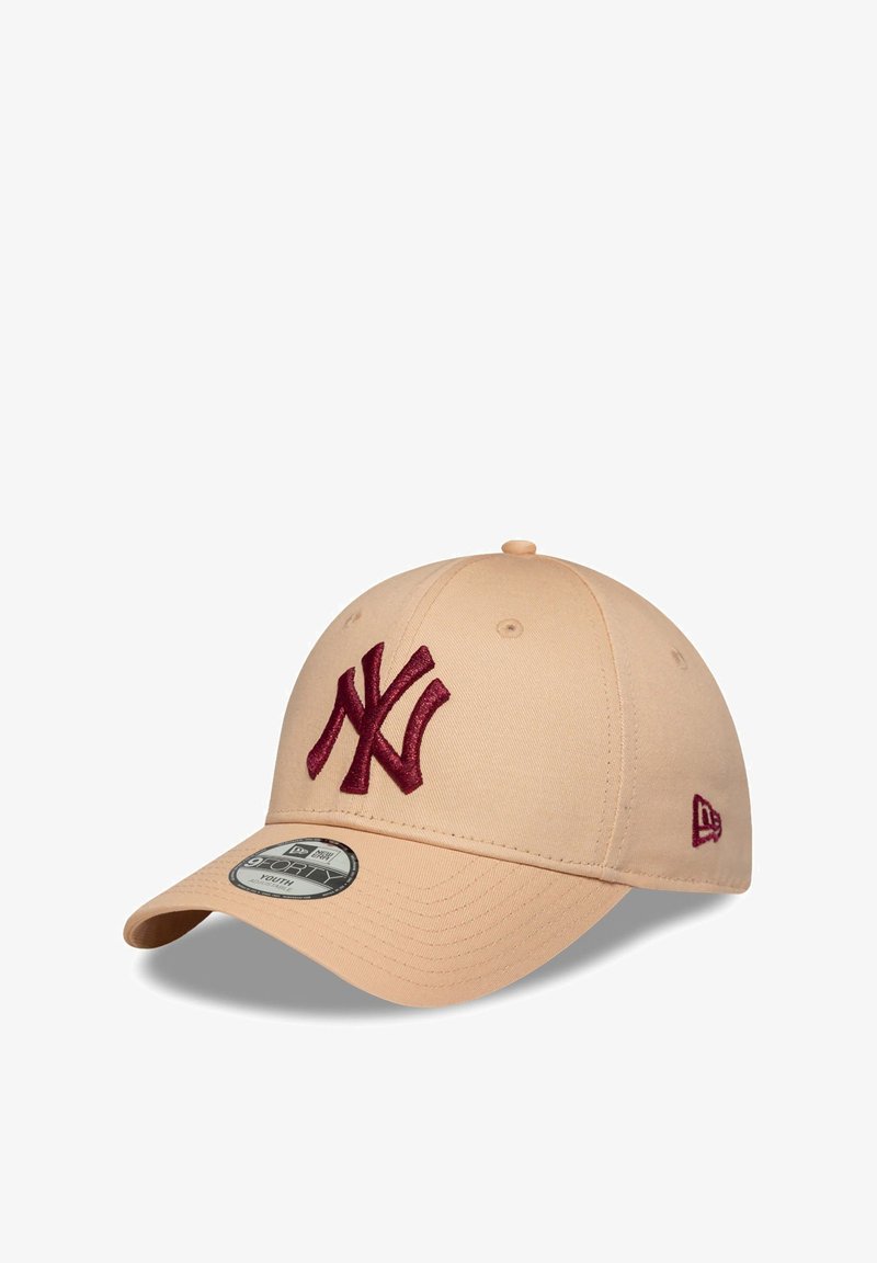 Μπεζ καπέλο μπέιζμπολ με κεντημένο μπροστά το λογότυπο των Μαρούχ Νιου Γιορκ Γιάνκις σε μπορντό χρώμα και καμπυλωτή γείσά.
