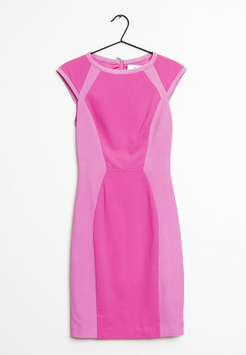 Robe ajustée rose et rose clair mi-longue avec manches courtes, suspendue sur un cintre noir sur fond blanc.