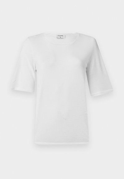 T-shirt bianco con maniche corte e scollatura rotonda. Realizzato in morbido cotone. Presenta un design semplice senza motivi o dettagli visibili.