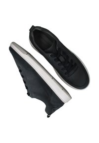 Donkergrijze sneakers van gestructureerde stof en glad leer. Voorzien van een witte rubberen zool en een vetersluiting met een lus op de hiel.