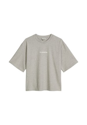 T-shirt gris à manches courtes et col rond avec texte blanc « Je suis essentiel. » centré sur la poitrine, fond uni.