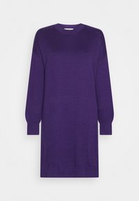Paarse gebreide jurk met lange mouwen, ronde hals en geribde manchetten en zoom, weergegeven tegen een eenvoudige witte achtergrond.