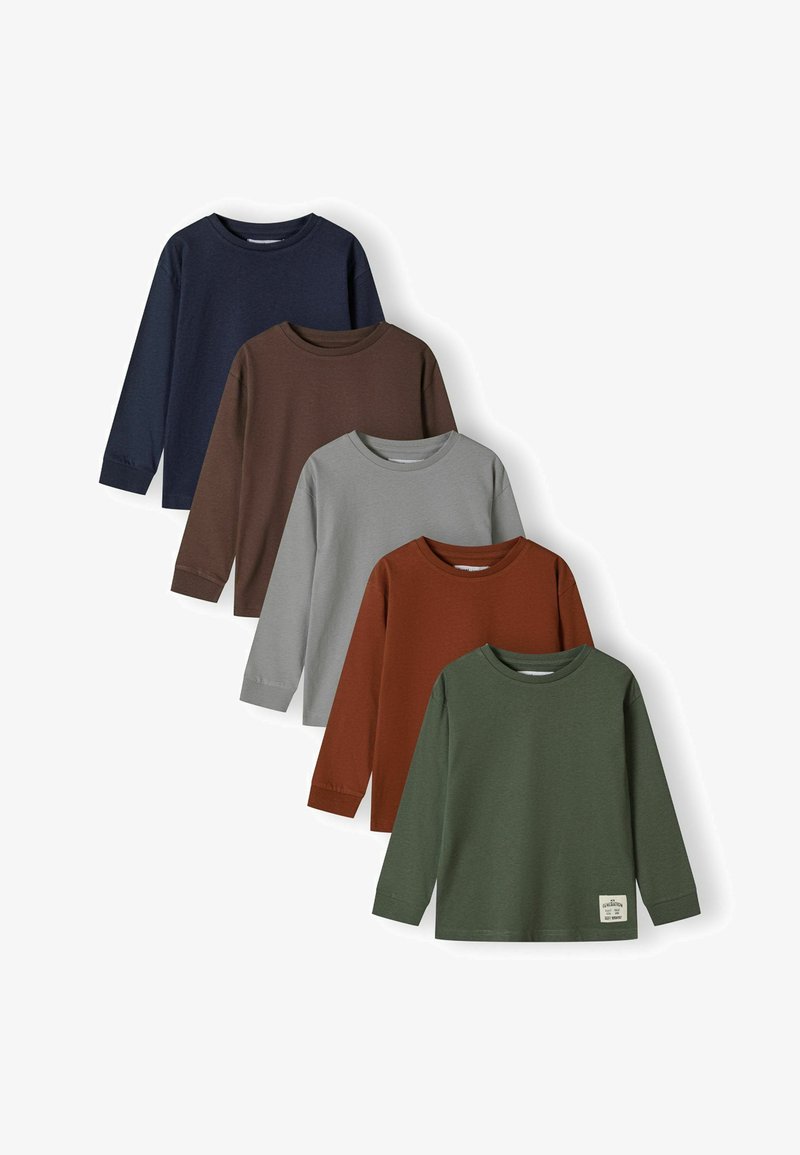 Cinco camisetas de cuello redondo de manga larga en azul marino, marrón, gris, óxido y verde oliva, dispuestas en filas superpuestas sobre un fondo blanco.