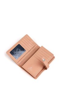 Kompletní růžová kožená peněženka s více sloty na karty, průhledným oknem na ID a zacvakávacím uzávěrem. Hladká textura s jemným brandováním.