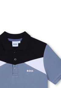 Polo à manches courtes avec col noir et design coloré en bleu, blanc et noir, arborant le logo BOSS sur la poitrine.
