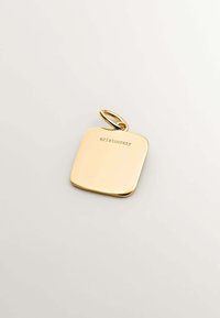 Llavero de color dorado con un diseño cuadrado y liso. El texto grabado dice "aristocrazy." Cuenta con un lazo de metal redondeado para su sujeción.