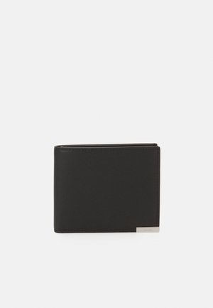 Portefeuille en cuir noir avec une texture lisse, design bifold et un accent métallique dans le coin inférieur droit.