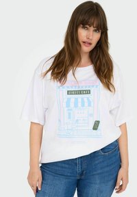 Balta per didelė marškinė, vaizduojanti kavinės iliustraciją pastelinių spalvų. Dizainas apima meniu lentą ir dryžuotą pavėsinę.