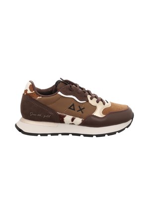 Sneaker marrone e beige con materiali misti, dettagli con stampa a mucca, suola nera e logo nero sul lato, vista dal lato esterno.