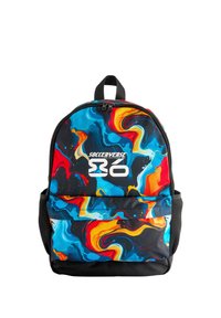 Rucksack mit einem wirbelnden abstrakten Muster in Blau, Rot, Orange und Schwarz; verfügt über eine Fronttasche, doppelte seitliche Netztaschen und einen oberen Griff.