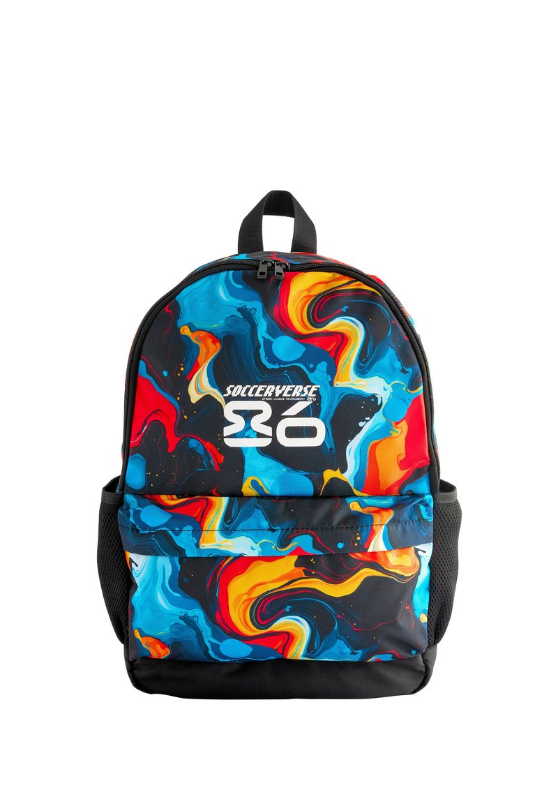 Rucksack mit einem wirbelnden abstrakten Muster in Blau, Rot, Orange und Schwarz; verfügt über eine Fronttasche, doppelte seitliche Netztaschen und einen oberen Griff.