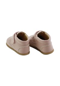 Zapatos de cuero rosa para niños pequeños con una correa de Velcro, que cuentan con una textura suave, punta redondeada y costuras blancas en contraste a los lados.
