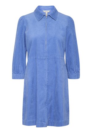 Blå kordfløjlskjole med kravehals, trekvartærmer og lynlås foran. Har lodret ribbet struktur og sammenrullede manchetter.