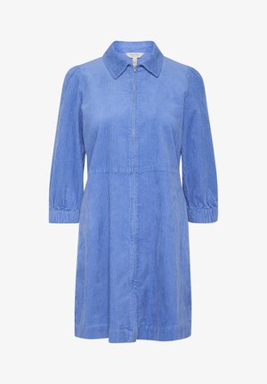 Rochie din fâș blue cu guler, mâneci trei sferturi și fermoar frontal. Prezintă o textură verticală cu nervuri și manșete frumos plisate.