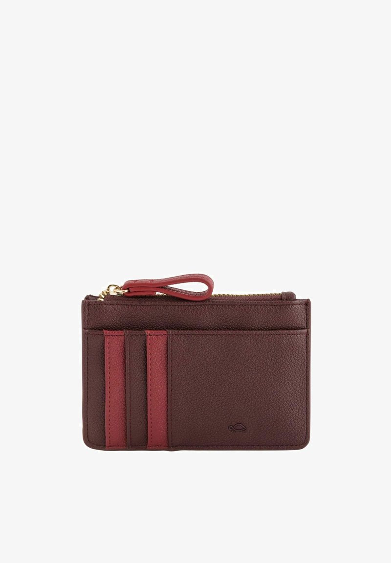 Cartera de cuero marrón con un acabado texturizado, que incluye un compartimento con cremallera, cuatro ranuras para tarjetas y una correa para la muñeca. Acentos en dorado.