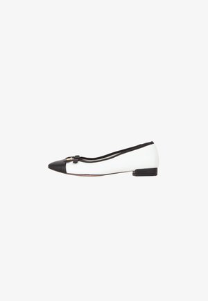 Bailarinas con parte superior de cuero blanco, puntera de cuero negro, delgado ribete negro, pequeño detalle de lazo y tacón bajo negro.