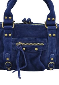 Sac à main en daim bleu marine avec quincaillerie dorée, doté d'une fermeture zippée supérieure, d'une poche zippée à l'avant et d'accents décoratifs tels que des boutons et des sangles.