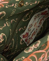 Grüner Stoffinnenraum mit floralen Mustern in Pink und Orange. Enthält eine Reißverschlusstasche und ein Etikett mit "Barbour" und "FARM RIO."