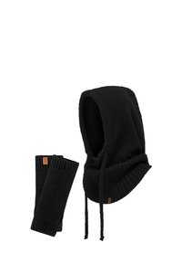 Cappuccio nero lavorato a maglia con texture a coste e cordini, accompagnato da scaldamani coordinati. Entrambi gli articoli presentano un piccolo logo in pelle marrone.