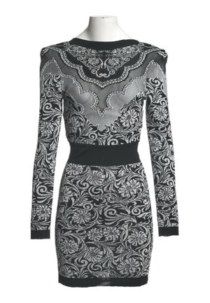 Robe longue ajustée noire et grise à manches longues avec des motifs floraux et en spirale complexes et une large ceinture noire.