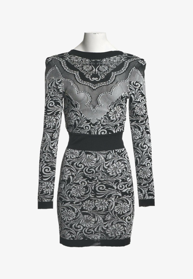 Robe longue ajustée noire et grise à manches longues avec des motifs floraux et en spirale complexes et une large ceinture noire.
