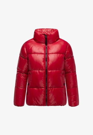 Doudoune rouge avec un fini brillant, col haut, fermeture éclair à l'avant et panneaux cousus. Comprend deux poches latérales avec accents noirs.