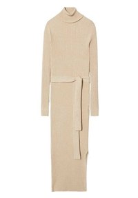 Robe en maille côtelée beige avec col montant, manches longues et ceinture à la taille. Présente une silhouette droite et des fentes sur les côtés.