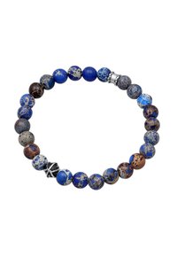 Bracelet en perles présentant un mélange de pierres bleues, brunes et grises avec des motifs mouchetés, rehaussé par un fermoir en argent et une perle décorative sombre.