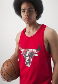 New Era NBA CHICAGO BULLS PALM TREE INFILL TANK - Vereinsmannschaften - red/white