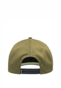Gorra color caqui con visera plana, tejido texturizado, cierre ajustable de broche negro y ojales de ventilación en la parte trasera.