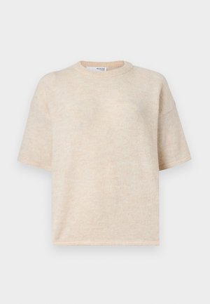 Pull beige à manches courtes et col rond, en matière douce, avec une coupe décontractée et une texture subtile sans motifs ni accents visibles.