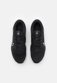 Zapatillas deportivas negras con parte superior de malla, acentos blancos, cordones y una etiqueta de marca. Cuenta con una lengüeta acolchada y una suela con amortiguación para mayor comodidad.