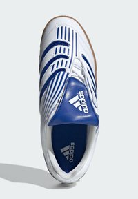 Scarpa sportiva bianca con accenti blu, caratterizzata da una superficie testurizzata, tre sovrapposizioni a strisce e una soletta imbottita con dettaglio del logo.