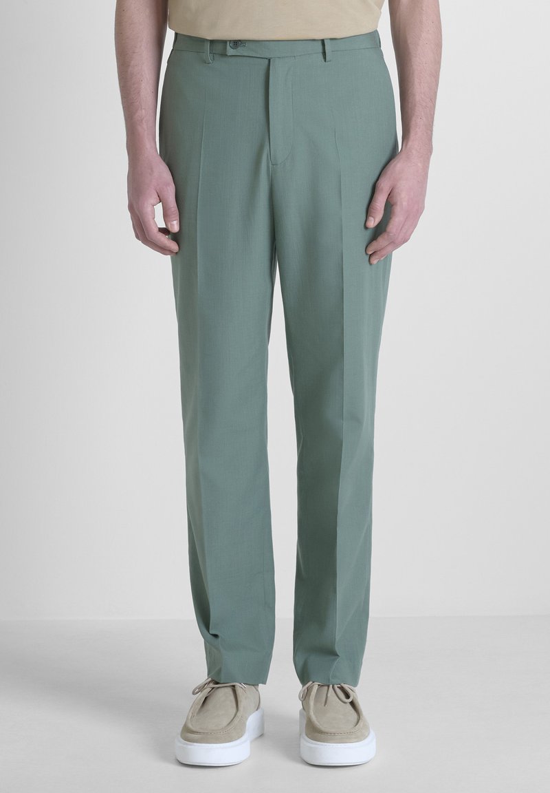 Pantaloni in un colore verde spento, realizzati in un tessuto leggero, con una vestibilità dritta e sottili pieghe frontali.