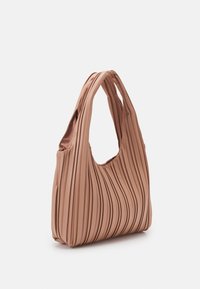 Borsa tote plissettata in morbido tessuto marrone, con parte superiore aperta e due manici, caratterizzata da un design texturizzato e un interno liscio.