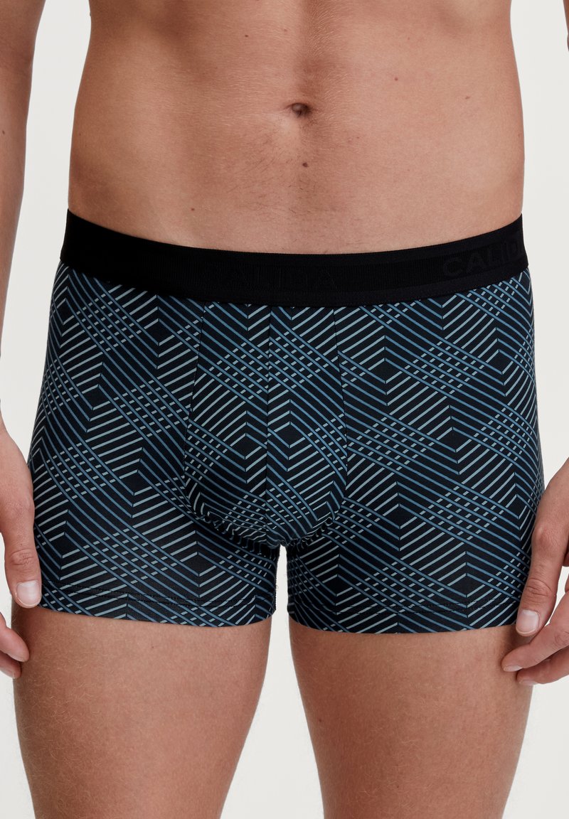 Heren boxershorts in zwart met een geometrisch blauw patroon, met een zachte elastische tailleband en een strakke pasvorm, gemaakt van rekbare stof.