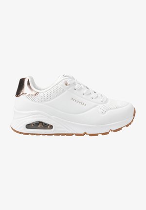 Weiße Sportschuh mit einem glatten synthetischen Obermaterial, durchgehendem Perforationsdesign und metallisch roségoldener Akzent am Absatz. Verfügt über eine gepolsterte Sohle mit Luftpolster.
