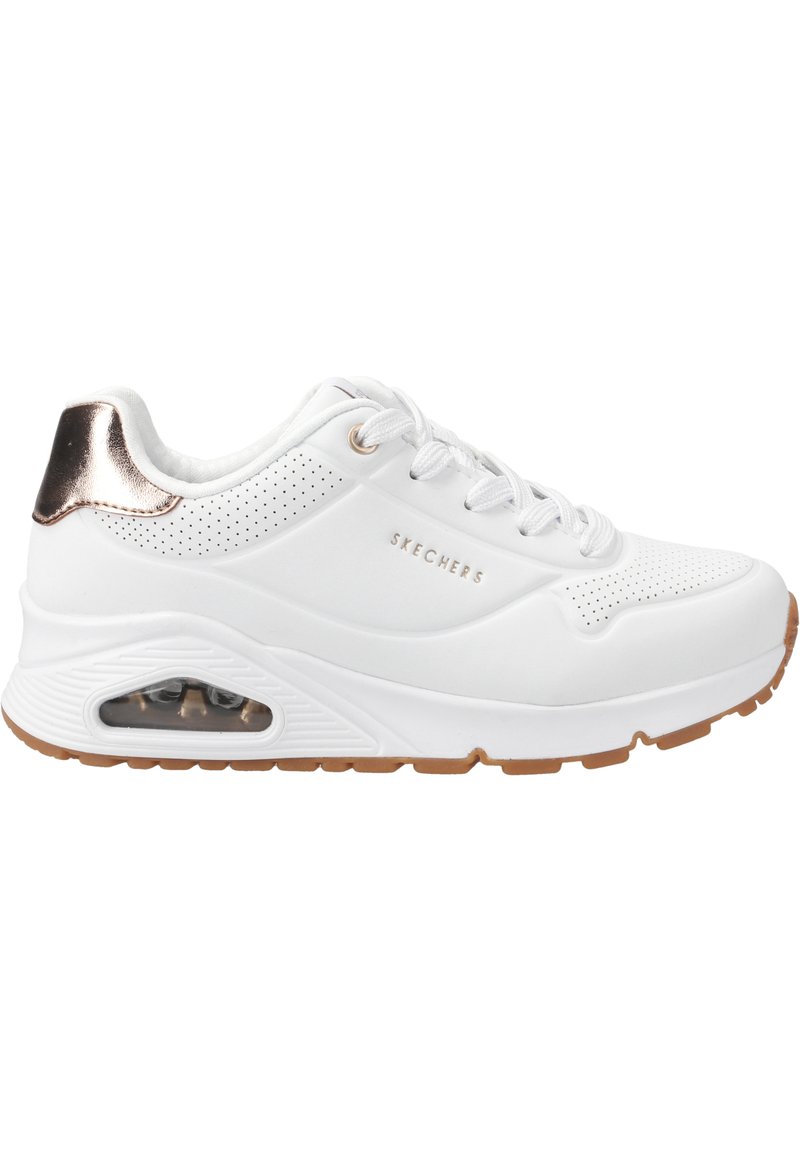 Scarpa sportiva bianca con tomaia sintetica liscia, dettagli perforati e accentatura metallici color oro rosa sul tallone. Presenta una suola ammortizzata con cuscinetto d'aria.