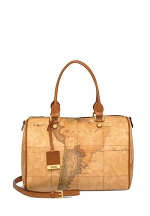 Borsa a mano in pelle color cuoio con stampa vintage di una mappa del mondo, manici superiori, tracolla removibile e una piccola targhetta appesa sul davanti.