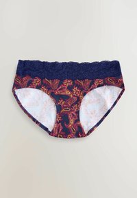 Donje rublje u tamnoplavoj boji s uzorkom paisley, s čipkastim pojasom. Tkanina je glatka i meka na dodir, a unutrašnjost ima cvjetni motiv.