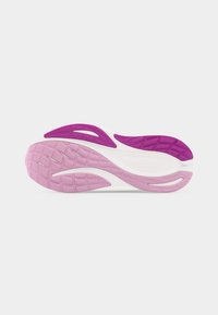 Σόλα αθλητικού παπουτσιού με ροζ και μωβ λαστιχένιο πέλμα, λευκή μεσαία σόλα, σχεδιασμένη για πρόσφυση και ευελιξία.