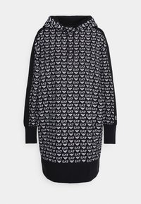 Černé hoodie šaty s celoplošným vzorem loga EA7, dlouhými rukávy, stahovací kapucí a volným střihem. Měkký bavlněný materiál.
