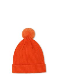 Gehaakte oranje beanie met een geribbeld ontwerp, voorzien van een zachte pompon bovenop en een opgevouwen manchet aan de basis.