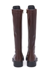 Hohe, dunkelbraune Lederstiefel mit schwarzer Sohle und seitlichen Reißverschlüssen, von hinten auf einem weißen Hintergrund gezeigt.