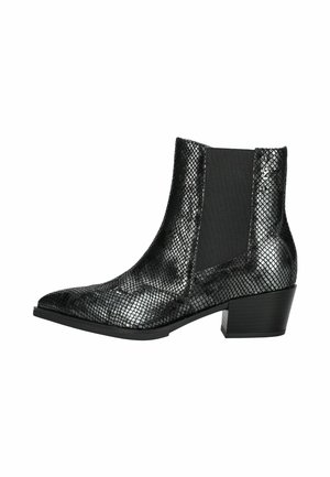 Bottes noires à la cheville avec un motif en cuir reptilien texturé, des panneaux latéraux élastiques, un bout pointu et un petit talon carré.
