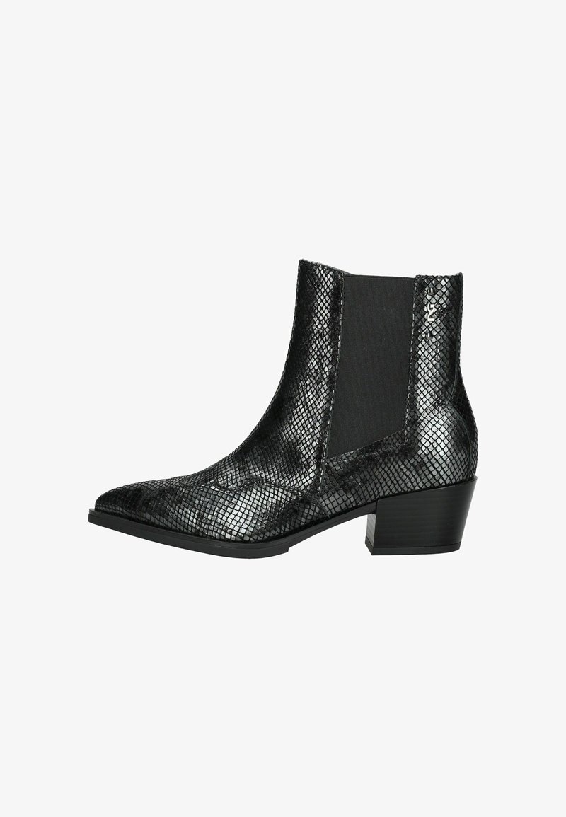 Bottes noires à la cheville avec un motif en cuir reptilien texturé, des panneaux latéraux élastiques, un bout pointu et un petit talon carré.