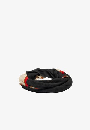 Ciemny szal wykonany z tkaniny z beżowymi i czerwonymi paskowanymi akcentami, ułożony w kształt koła na białym tle.