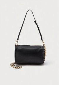 Černá kožená kabelka obdélníkového tvaru se zlatým řetízkovým popruhem a zapínáním na zip. Ozdobena texturovaným korálkovým akcentem.